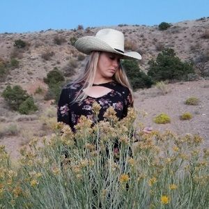 Meet your Posher, Caitlin